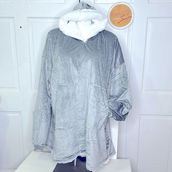CUDDLE CREW Reversible Blanket Hoodie Gray / Charcoal One Size fits most NWT - Picture 2 of 13